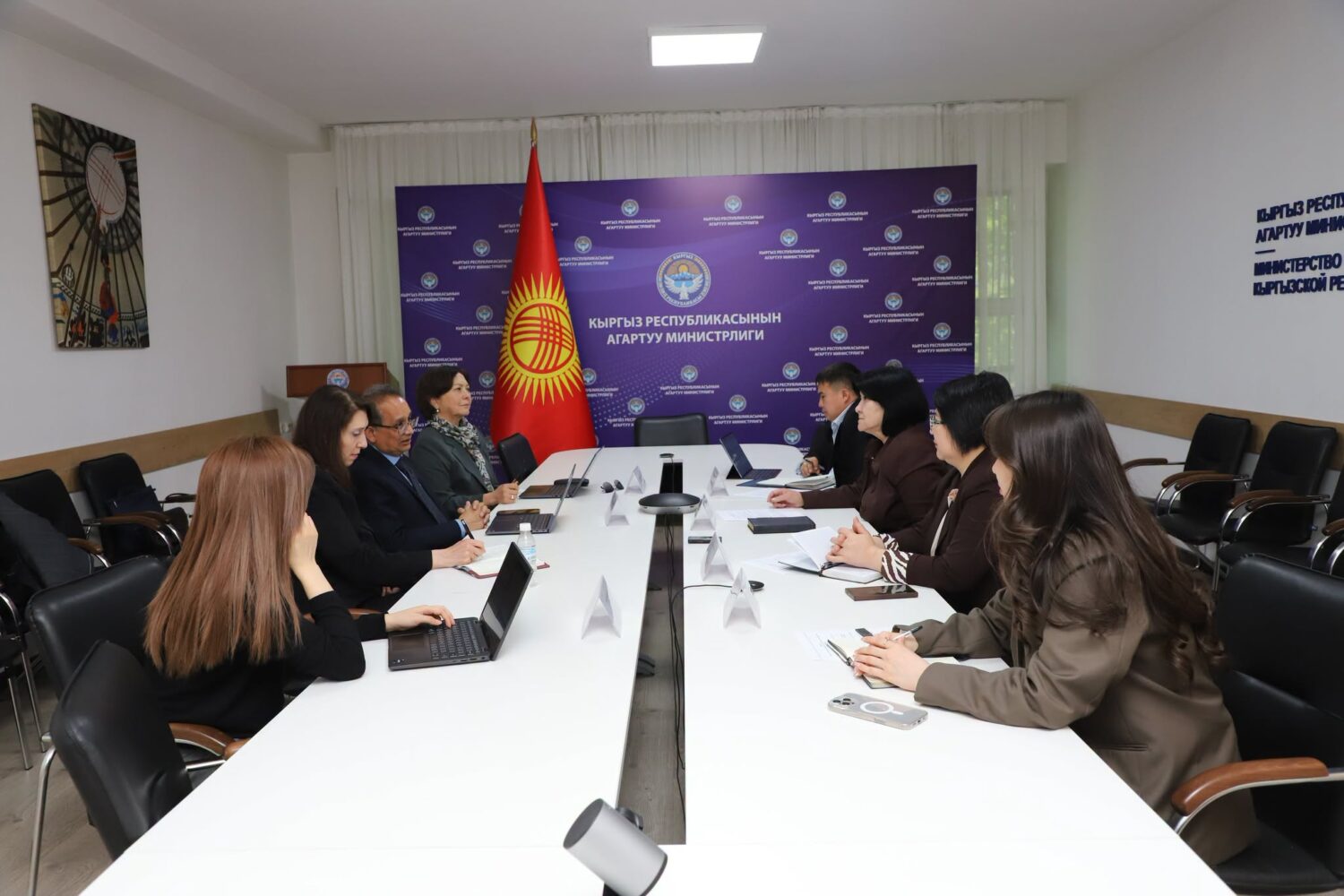 АГАРТУУ МИНИСТРЛИГИ МЕНЕН ДҮЙНӨЛҮК БАНК БИЛИМ БЕРҮҮ ТАРМАГЫНДАГЫ НЕГИЗГИ ДОЛБООРЛОРДУ ТАЛКУУЛАДЫ