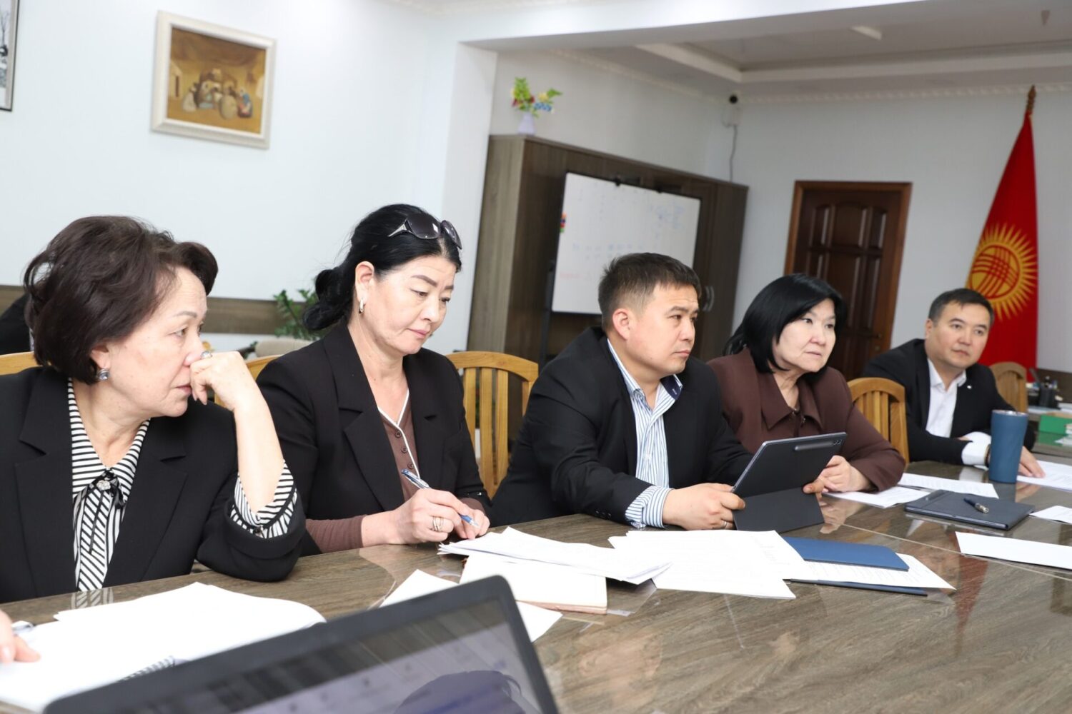 АГАРТУУ МИНИСТРИ: ПЕДАГОГДОРГО СЫЙЛЫК ЫЙГАРУУ СИСТЕМАСЫ ТОЛУГУ МЕНЕН САНАРИПТЕШТИРИЛДИ