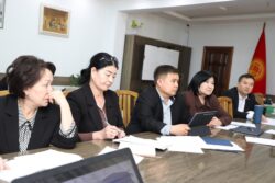 АГАРТУУ МИНИСТРИ: ПЕДАГОГДОРГО СЫЙЛЫК ЫЙГАРУУ СИСТЕМАСЫ ТОЛУГУ МЕНЕН САНАРИПТЕШТИРИЛДИ