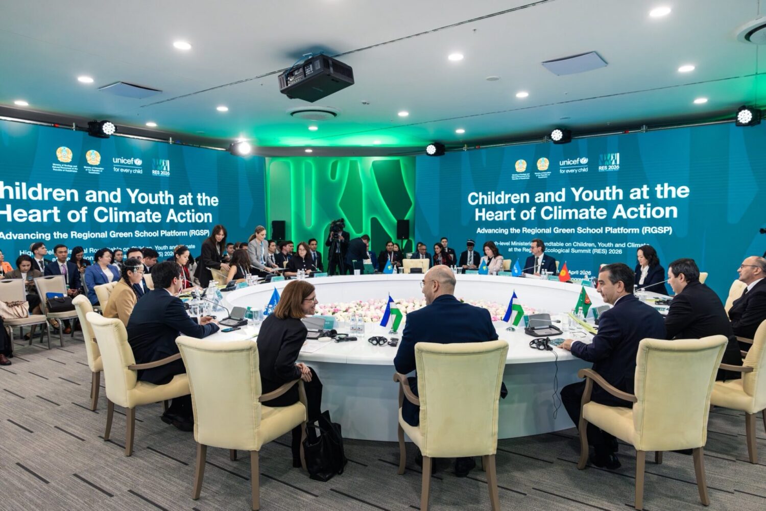 АГАРТУУ МИНИСТРЛИГИ АСТАНАДАГЫ РЕГИОНАЛДЫК САММИТТЕ КЛИМАТТЫК БИЛИМ БЕРҮҮ БОЮНЧА ДЕМИЛГЕЛЕРДИ ТААНЫШТЫРДЫ