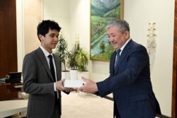 АДЫЛБЕК КАСЫМАЛИЕВ СТЭНФОРДГО ӨТКӨН КЫРГЫЗСТАНДЫК АБИТУРИЕНТТИ КУТТУКТАДЫ