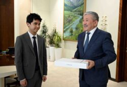 АДЫЛБЕК КАСЫМАЛИЕВ СТЭНФОРДГО ӨТКӨН КЫРГЫЗСТАНДЫК АБИТУРИЕНТТИ КУТТУКТАДЫ