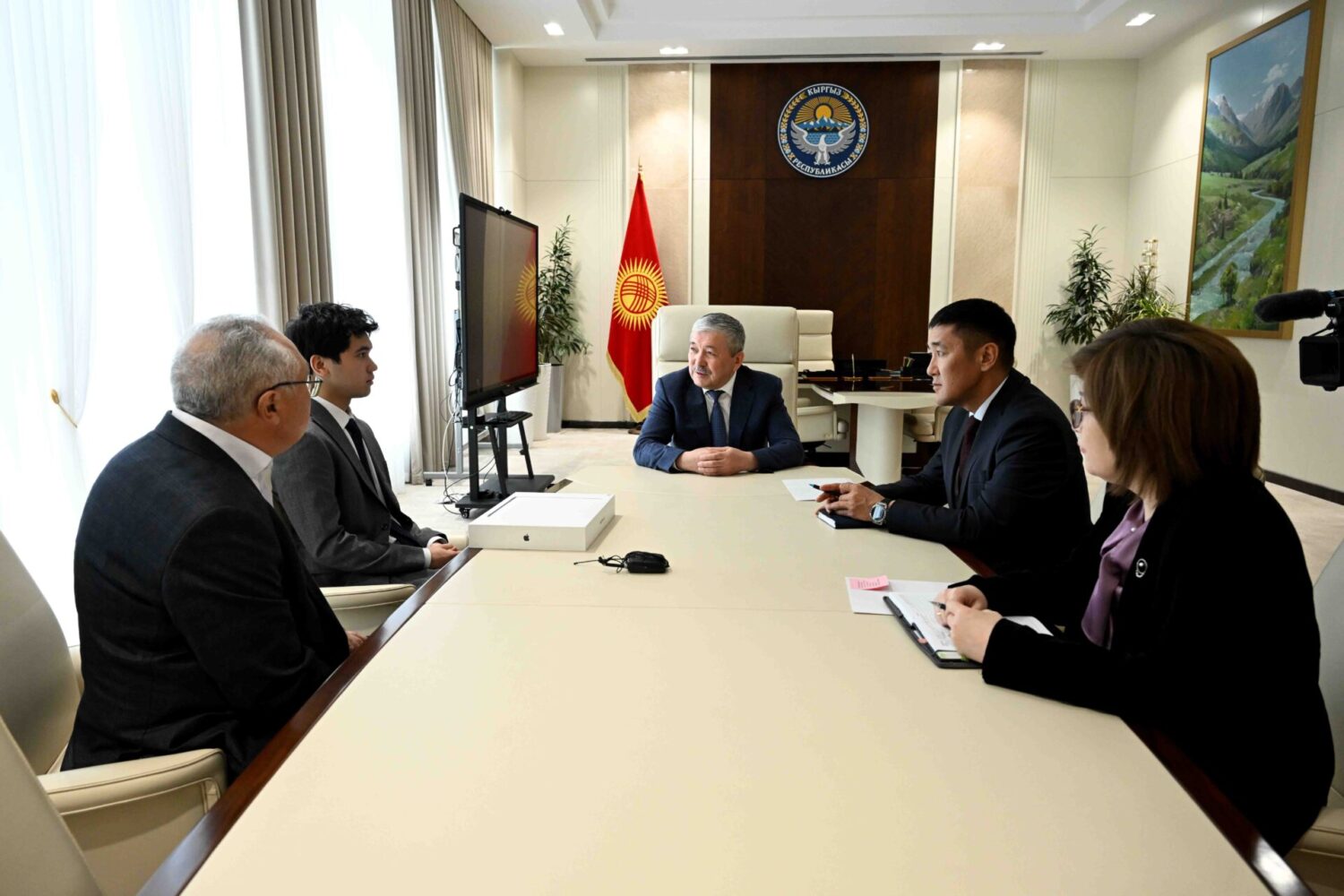 АДЫЛБЕК КАСЫМАЛИЕВ СТЭНФОРДГО ӨТКӨН КЫРГЫЗСТАНДЫК АБИТУРИЕНТТИ КУТТУКТАДЫ