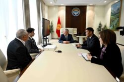 АДЫЛБЕК КАСЫМАЛИЕВ СТЭНФОРДГО ӨТКӨН КЫРГЫЗСТАНДЫК АБИТУРИЕНТТИ КУТТУКТАДЫ