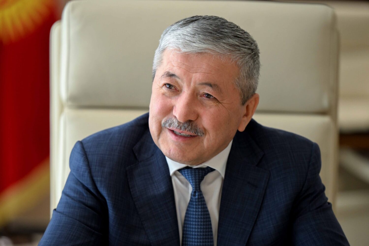 АДЫЛБЕК КАСЫМАЛИЕВ СТЭНФОРДГО ӨТКӨН КЫРГЫЗСТАНДЫК АБИТУРИЕНТТИ КУТТУКТАДЫ