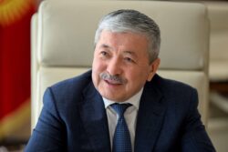 АДЫЛБЕК КАСЫМАЛИЕВ СТЭНФОРДГО ӨТКӨН КЫРГЫЗСТАНДЫК АБИТУРИЕНТТИ КУТТУКТАДЫ