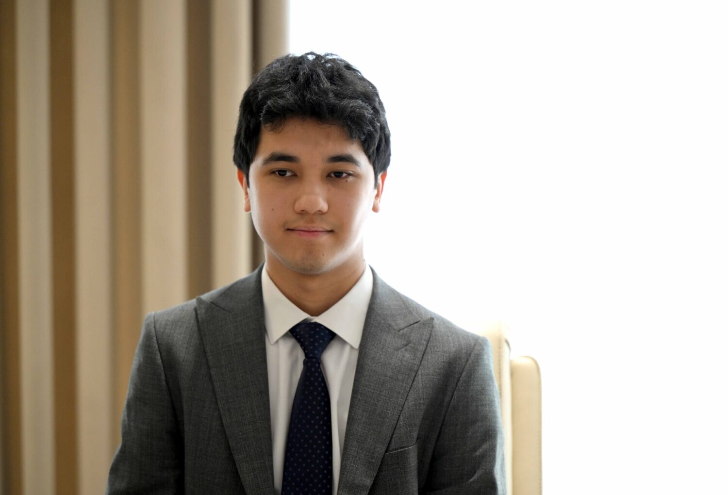 АДЫЛБЕК КАСЫМАЛИЕВ СТЭНФОРДГО ӨТКӨН КЫРГЫЗСТАНДЫК АБИТУРИЕНТТИ КУТТУКТАДЫ