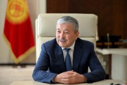 АДЫЛБЕК КАСЫМАЛИЕВ СТЭНФОРДГО ӨТКӨН КЫРГЫЗСТАНДЫК АБИТУРИЕНТТИ КУТТУКТАДЫ