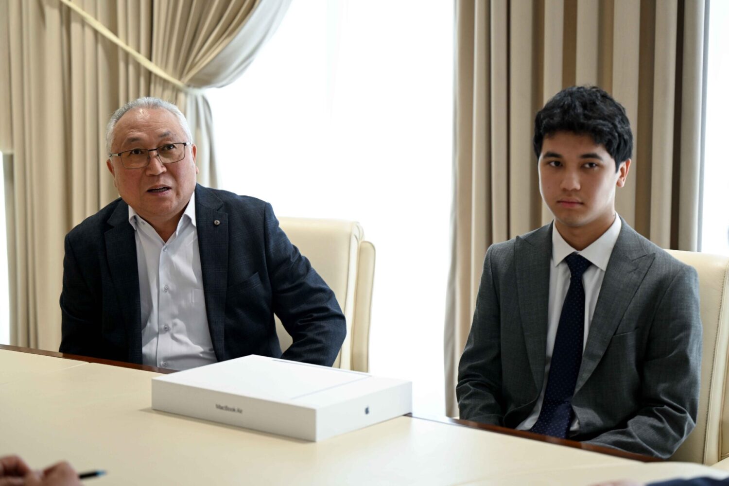 АДЫЛБЕК КАСЫМАЛИЕВ СТЭНФОРДГО ӨТКӨН КЫРГЫЗСТАНДЫК АБИТУРИЕНТТИ КУТТУКТАДЫ