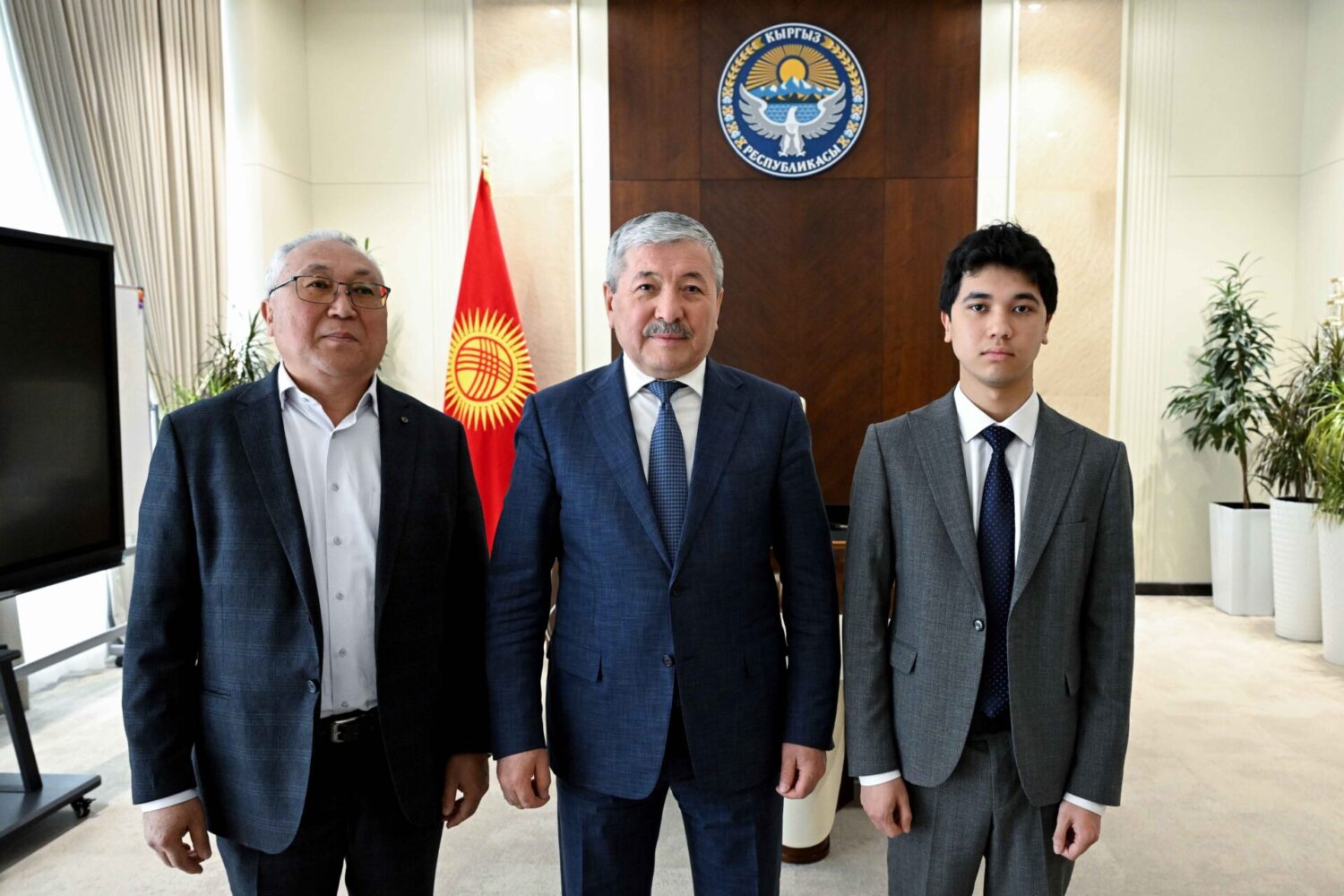 АДЫЛБЕК КАСЫМАЛИЕВ СТЭНФОРДГО ӨТКӨН КЫРГЫЗСТАНДЫК АБИТУРИЕНТТИ КУТТУКТАДЫ