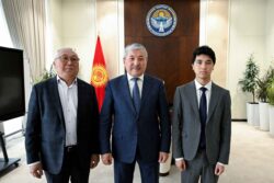 АДЫЛБЕК КАСЫМАЛИЕВ СТЭНФОРДГО ӨТКӨН КЫРГЫЗСТАНДЫК АБИТУРИЕНТТИ КУТТУКТАДЫ