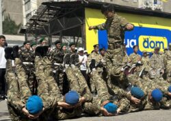 ЖЕҢИШКЕ АРНАЛГАН СЫНАК: ЛИЦЕЙ ОКУУЧУЛАРЫ КҮЧ СЫНАШТЫ