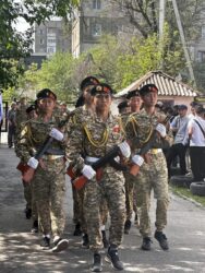 ЖЕҢИШКЕ АРНАЛГАН СЫНАК: ЛИЦЕЙ ОКУУЧУЛАРЫ КҮЧ СЫНАШТЫ