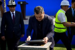 САДЫР ЖАПАРОВ: “2030-ЖЫЛГА ЧЕЙИН МЕКТЕП ТАРТЫШТЫГЫН ТОЛУК ЖОЁБУЗ”