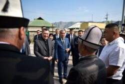 САДЫР ЖАПАРОВ: “2030-ЖЫЛГА ЧЕЙИН МЕКТЕП ТАРТЫШТЫГЫН ТОЛУК ЖОЁБУЗ”