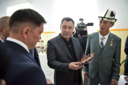 САДЫР ЖАПАРОВ: “2030-ЖЫЛГА ЧЕЙИН МЕКТЕП ТАРТЫШТЫГЫН ТОЛУК ЖОЁБУЗ”