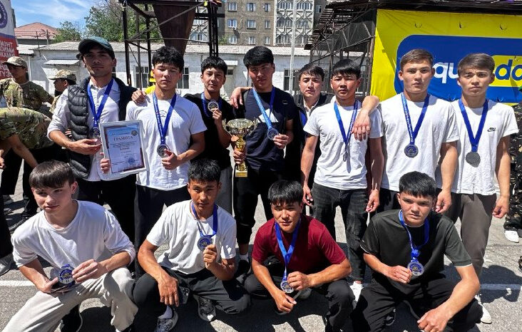 ЖЕҢИШКЕ АРНАЛГАН СЫНАК: ЛИЦЕЙ ОКУУЧУЛАРЫ КҮЧ СЫНАШТЫ