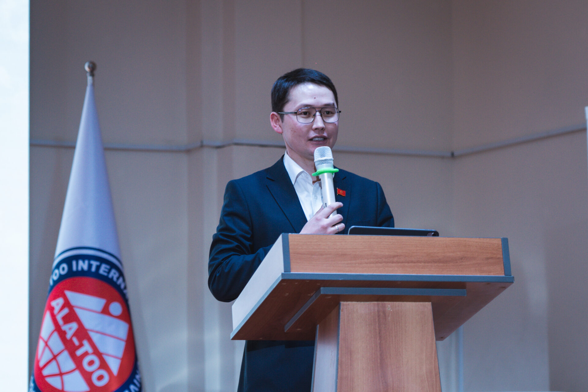 ALA-TOO PUBLISHING: АЭУ КЫРГЫЗСТАНДА БИРИНЧИ БОЛУП ӨЗҮНЧӨ БАСМА ҮЙҮН АЧТЫ