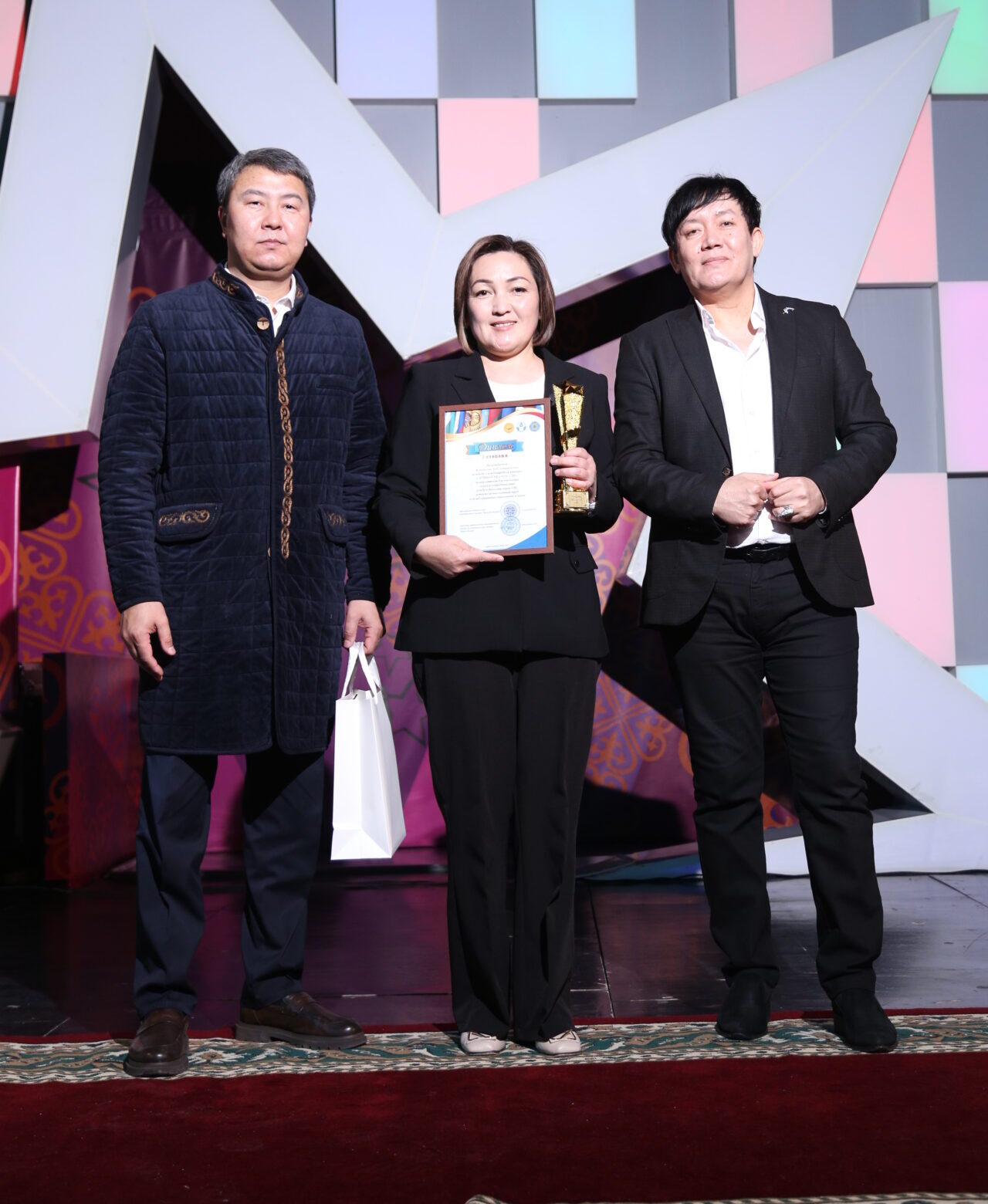 КМШнын мыкты педагогу: кыргыз мугалимдеринин эл аралык ийгилиги