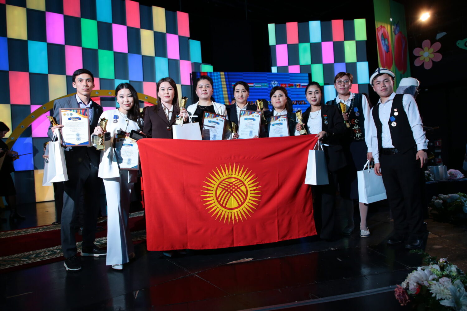 КМШнын мыкты педагогу: кыргыз мугалимдеринин эл аралык ийгилиги