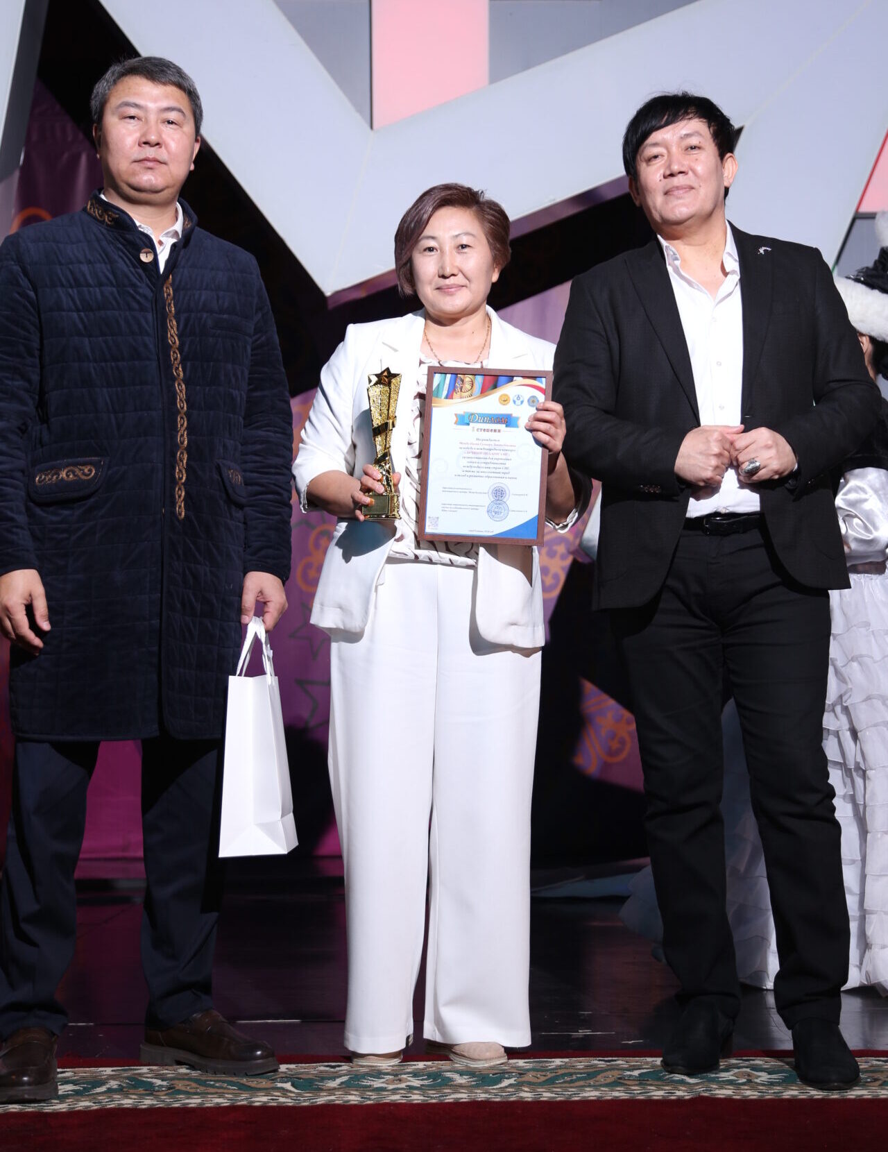 КМШнын мыкты педагогу: кыргыз мугалимдеринин эл аралык ийгилиги