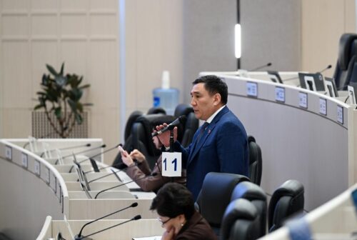 ДЕПУТАТТАР БИЛИМ БЕРҮҮ ТАРМАГЫНДАГЫ КӨЙГӨЙЛӨРДҮ КӨТӨРДҮ