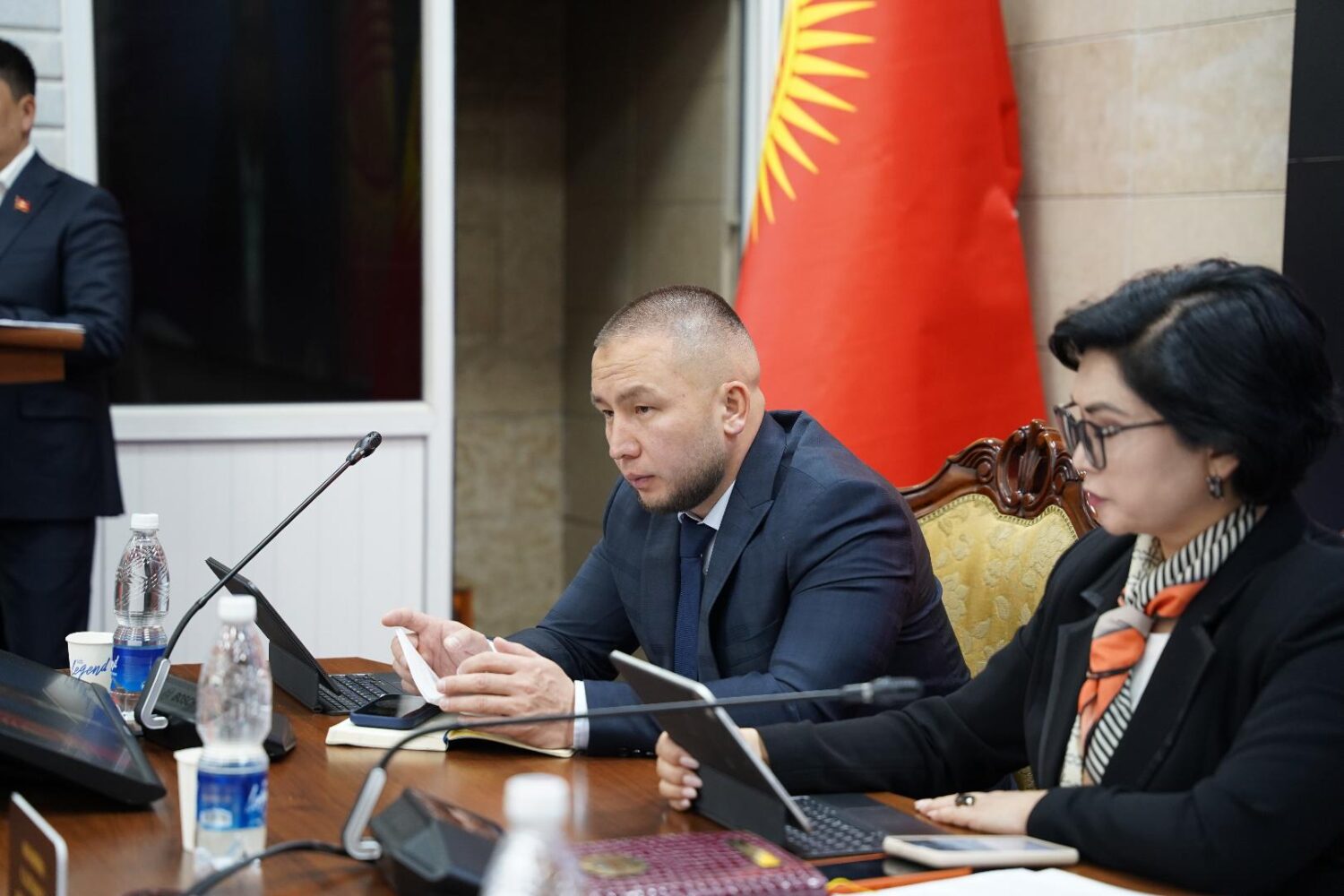 ДЕПУТАТТАРДЫН «БААТЫР ЭНЕЛЕРДИН» БАЛДАРЫНА БИЛИМ БЕРҮҮДӨ ЖЕҢИЛДИК БЕРҮҮ ДЕМИЛГЕСИ КОМИТЕТТЕН ӨТТҮ