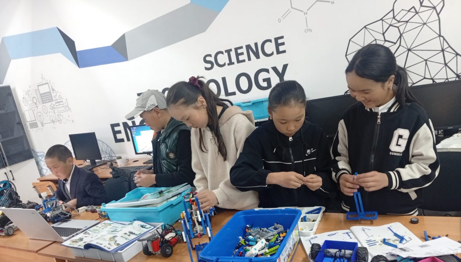 БИЛИМ БЕРҮҮНҮН ЖАҢЫ МҮМКҮНЧҮЛҮКТӨРҮ: «АЛТЫН ТҮЙҮН» ФИЛИАЛДАРЫ РЕГИОНДОРДУН КЕЛЕЧЕГИН КАНТИП ӨЗГӨРТҮҮДӨ