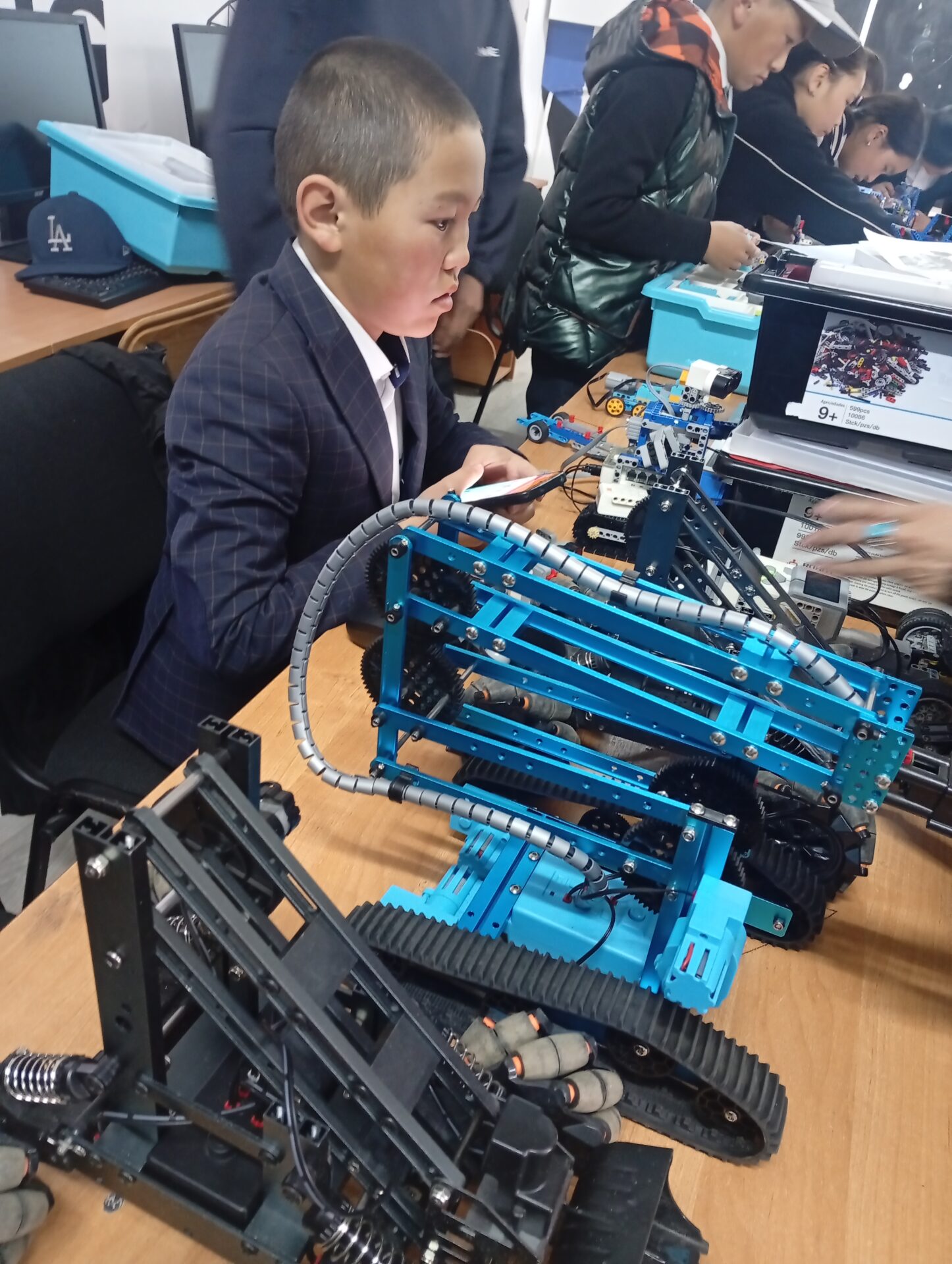 БИЛИМ БЕРҮҮНҮН ЖАҢЫ МҮМКҮНЧҮЛҮКТӨРҮ: «АЛТЫН ТҮЙҮН» ФИЛИАЛДАРЫ РЕГИОНДОРДУН КЕЛЕЧЕГИН КАНТИП ӨЗГӨРТҮҮДӨ