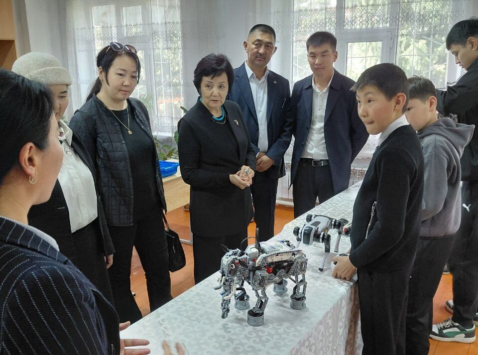 БИЛИМ БЕРҮҮНҮН ЖАҢЫ МҮМКҮНЧҮЛҮКТӨРҮ: «АЛТЫН ТҮЙҮН» ФИЛИАЛДАРЫ РЕГИОНДОРДУН КЕЛЕЧЕГИН КАНТИП ӨЗГӨРТҮҮДӨ