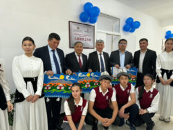 ОшМУнун мектебинде өзгөчө балдар үчүн эки инклюзивдик каана ачылды