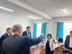 ОшМУнун мектебинде өзгөчө балдар үчүн эки инклюзивдик каана ачылды