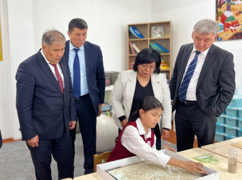 ОшМУнун мектебинде өзгөчө балдар үчүн эки инклюзивдик каана ачылды