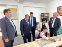 ОшМУнун мектебинде өзгөчө балдар үчүн эки инклюзивдик каана ачылды