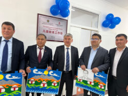 ОшМУнун мектебинде өзгөчө балдар үчүн эки инклюзивдик каана ачылды