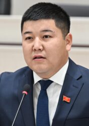 МУГАЛИМГЕ КОЛ КӨТӨРҮҮ — КЕЛЕЧЕККЕ КОЛ КӨТӨРҮҮ