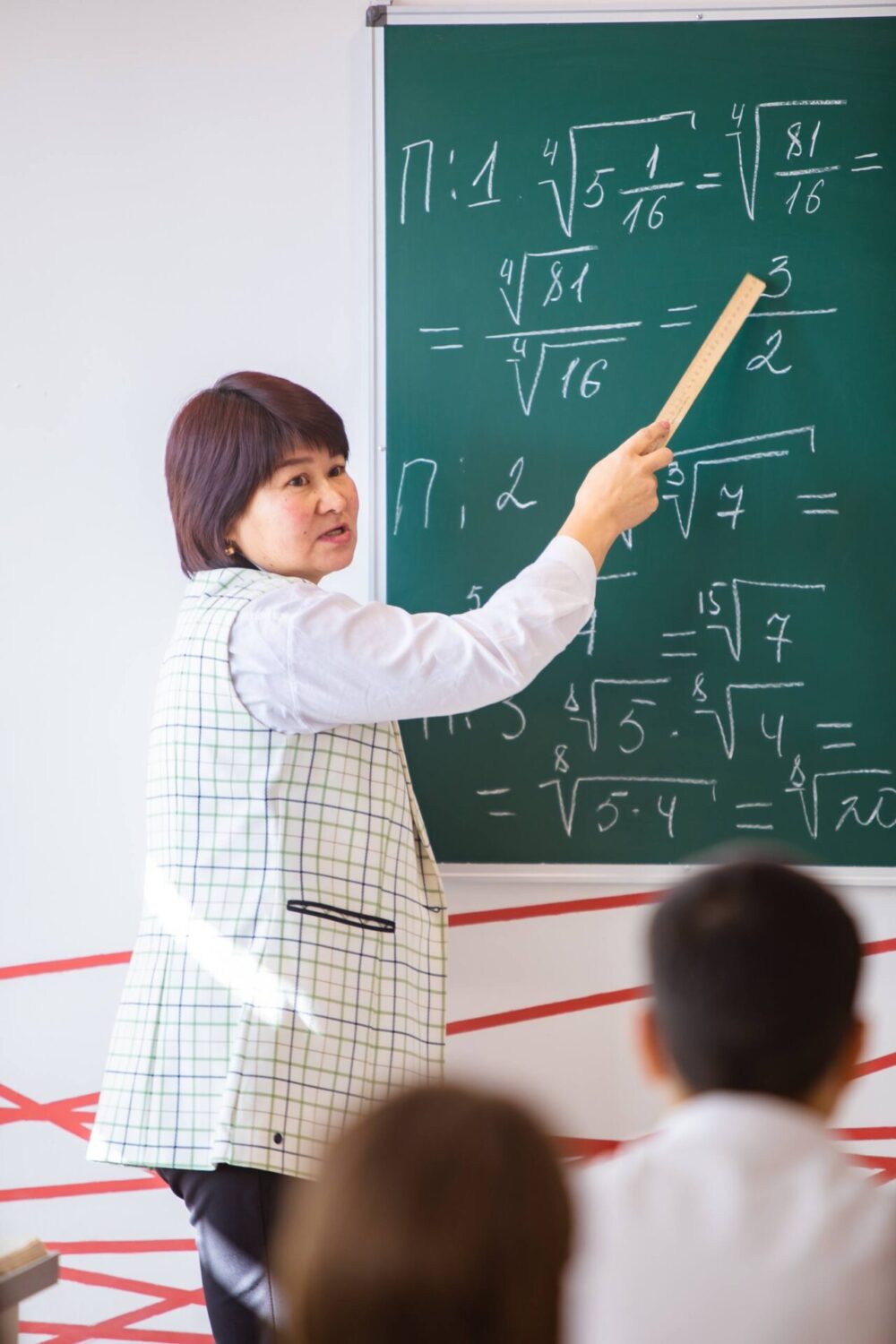 12 ЖЫЛДЫК БИЛИМ БЕРҮҮ: МҮМКҮНЧҮЛҮК БАР, БИРОК СИСТЕМАЛУУ КАДАМ ТАЛАП КЫЛЫНАТ