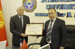 КӨЭАУга 29 жыл: мурдагы ректорлор сыйланды