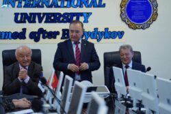 КӨЭАУга 29 жыл: мурдагы ректорлор сыйланды