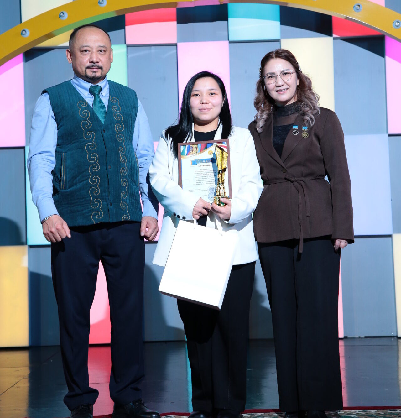 КМШнын мыкты педагогу: кыргыз мугалимдеринин эл аралык ийгилиги