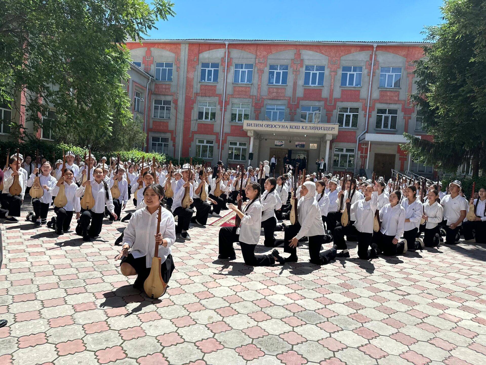 БИШКЕК МЕНЕН КЕНГНАМ: БИЛИМ ЖАНА ДОСТУК КӨПҮРӨСҮ ЧЫҢДАЛУУДА