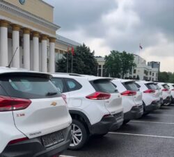 БИЛИМ БЕРҮҮ МЕКЕМЕЛЕРИНЕ 91 ЖАҢЫ КЫЗМАТТЫК АВТОУНАА БЕРИЛДИ