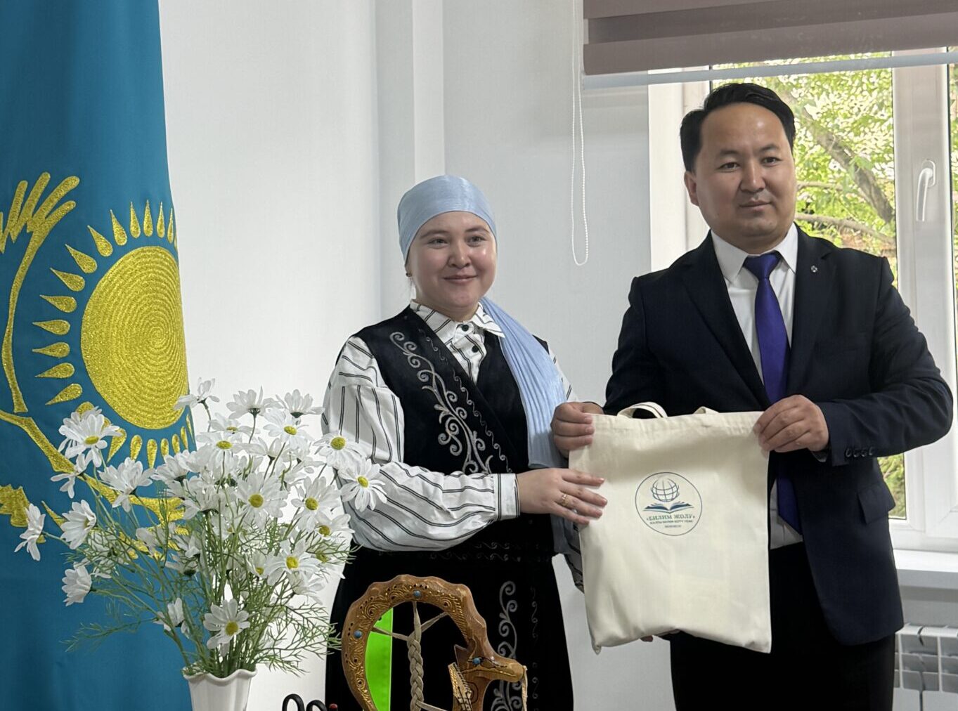 “КИНДИК КАНЫҢ ТАМГАН ЖЕРГЕ МАҢДАЙ ТЕРДИ АГЫЗЫП КЫЗМАТ КЫЛУУГА МИЛДЕТТҮҮБҮЗ”-ДЕЙТ ЭКЕН КАЗАКТЫН АГАРТУУЧУЛАРЫ