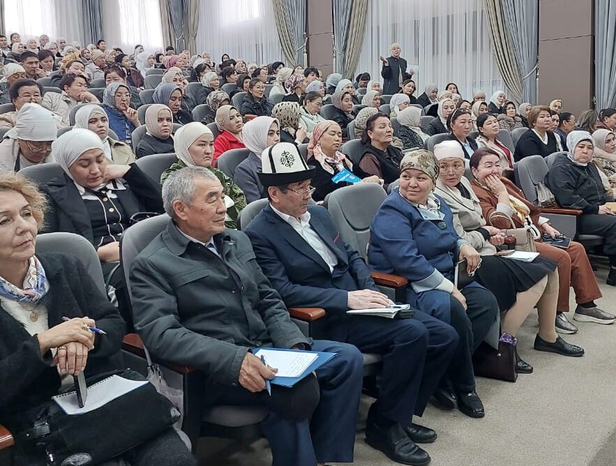 ЖАҢЫ МУУНДАГЫ ОКУУ КИТЕПТЕРИ: АЙМАКТАРДАГЫ АЧЫК ДИАЛОГ
