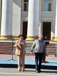 БИЛИМ БЕРҮҮ МЕКЕМЕЛЕРИНЕ 91 ЖАҢЫ КЫЗМАТТЫК АВТОУНАА БЕРИЛДИ
