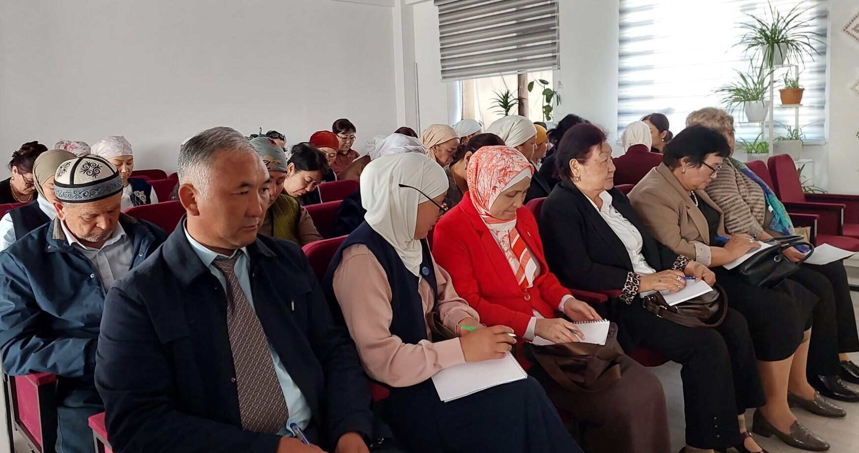 ЖАҢЫ МУУНДАГЫ ОКУУ КИТЕПТЕРИ: АЙМАКТАРДАГЫ АЧЫК ДИАЛОГ