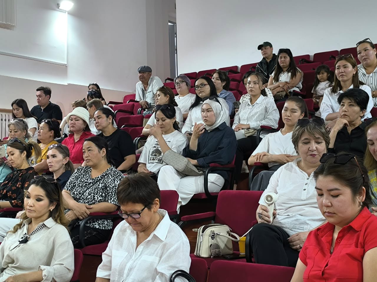 КОРРУПЦИЯСЫЗ МЕКТЕП: БИШКЕКТЕ ТАРБИЯ ИШТЕРИ БОЮНЧА ДИРЕКТОРДУН ОРУН БАСАРЛАРЫ МЕНЕН КЕҢЕШМЕ ӨТТҮ