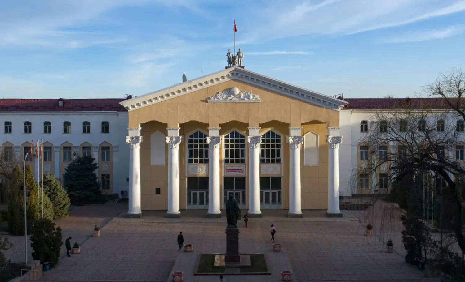 УЛУТТУК УНИВЕРСИТЕТ ДҮЙНӨДӨГҮ ЭҢ МЫКТЫ ОКУУ ЖАЙЛАРДЫН КАТАРЫНА КИРДИ