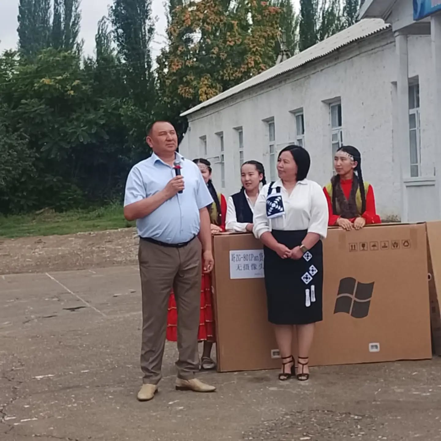ДЕМӨӨРЧҮ МЕКТЕПТЕРДИ АКЫЛДУУ ТАКТА МЕНЕН КАМСЫЗДАДЫ