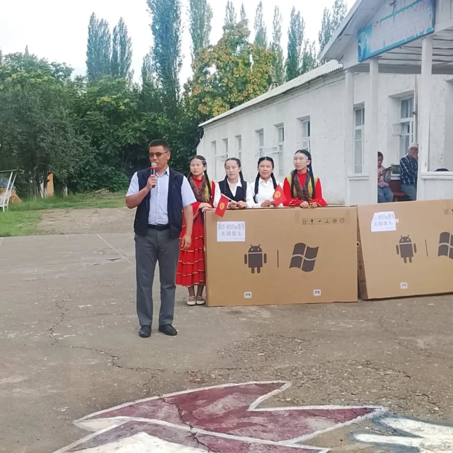 ДЕМӨӨРЧҮ МЕКТЕПТЕРДИ АКЫЛДУУ ТАКТА МЕНЕН КАМСЫЗДАДЫ